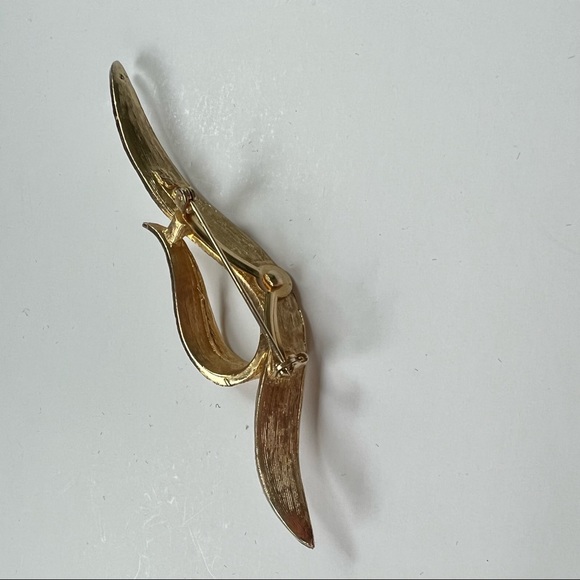 Vinrage Coro Goldtone Brooch - Picture 3 of 5